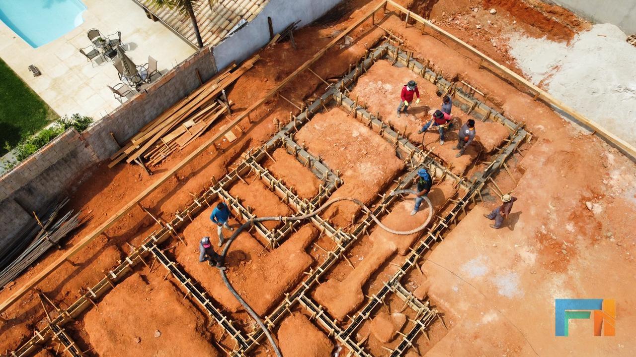 Equipe concretando a fundação