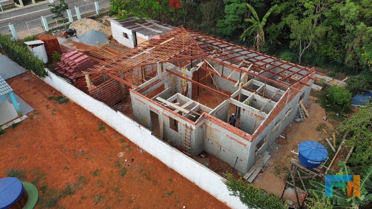 Estrutura e alvenaria em andamento