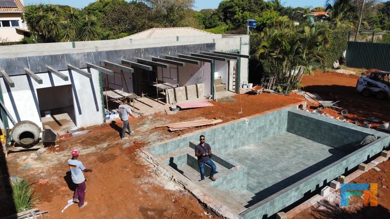 Piscina e pergolado em acabamento
