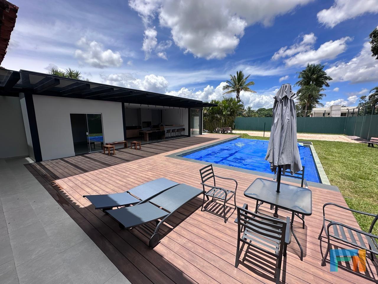 Piscina e deck já prontos