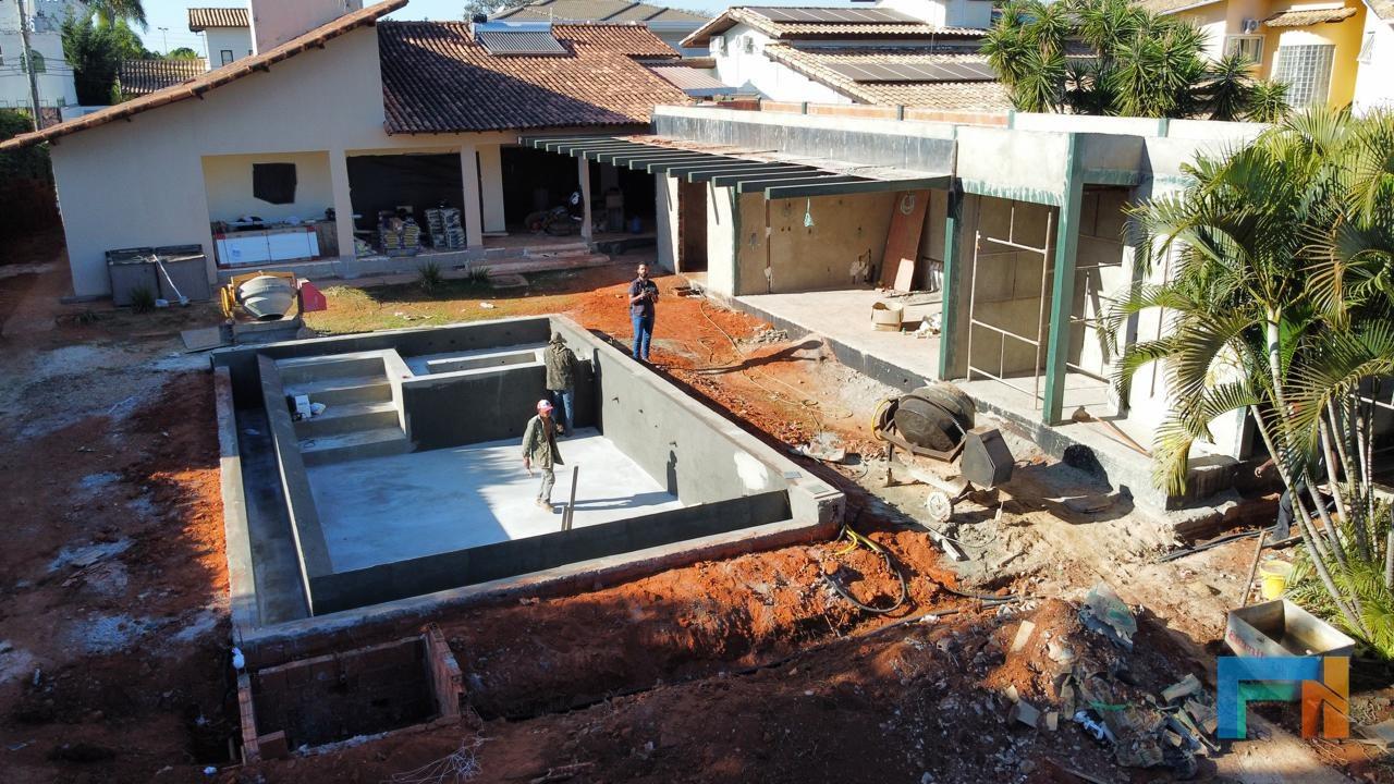 Piscina sendo construída