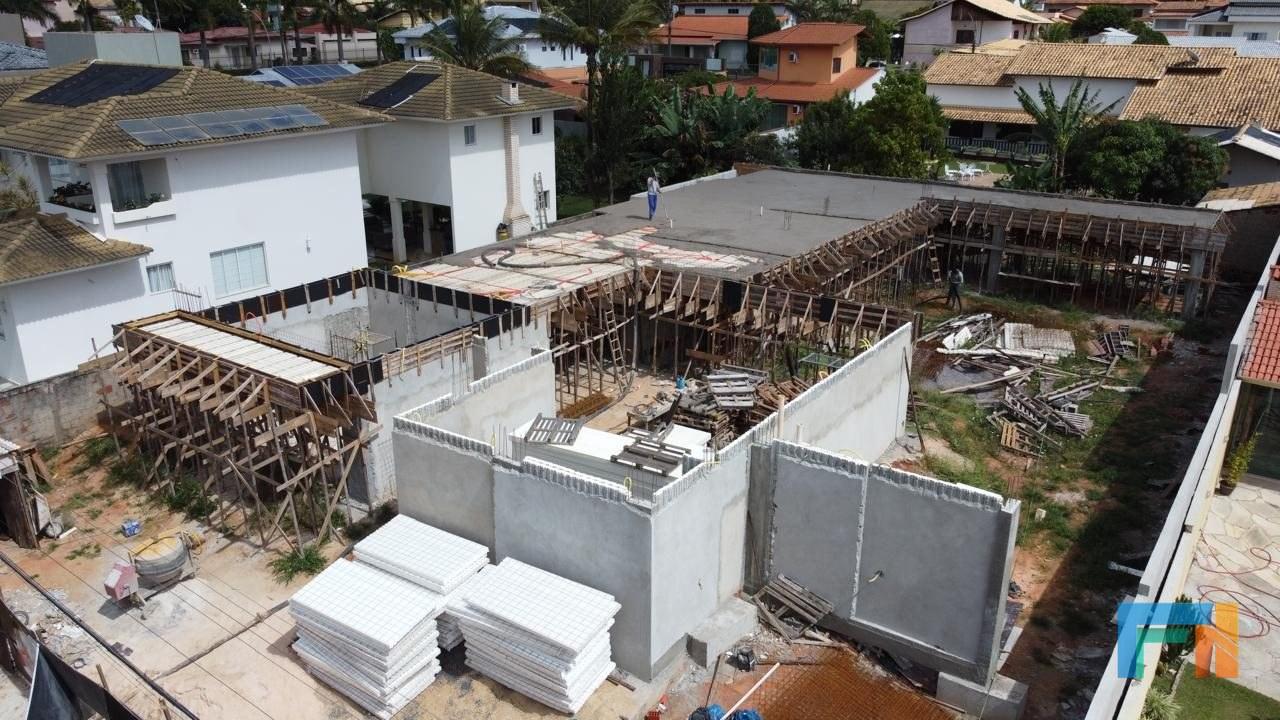 Obra residencial em diferentes etapas