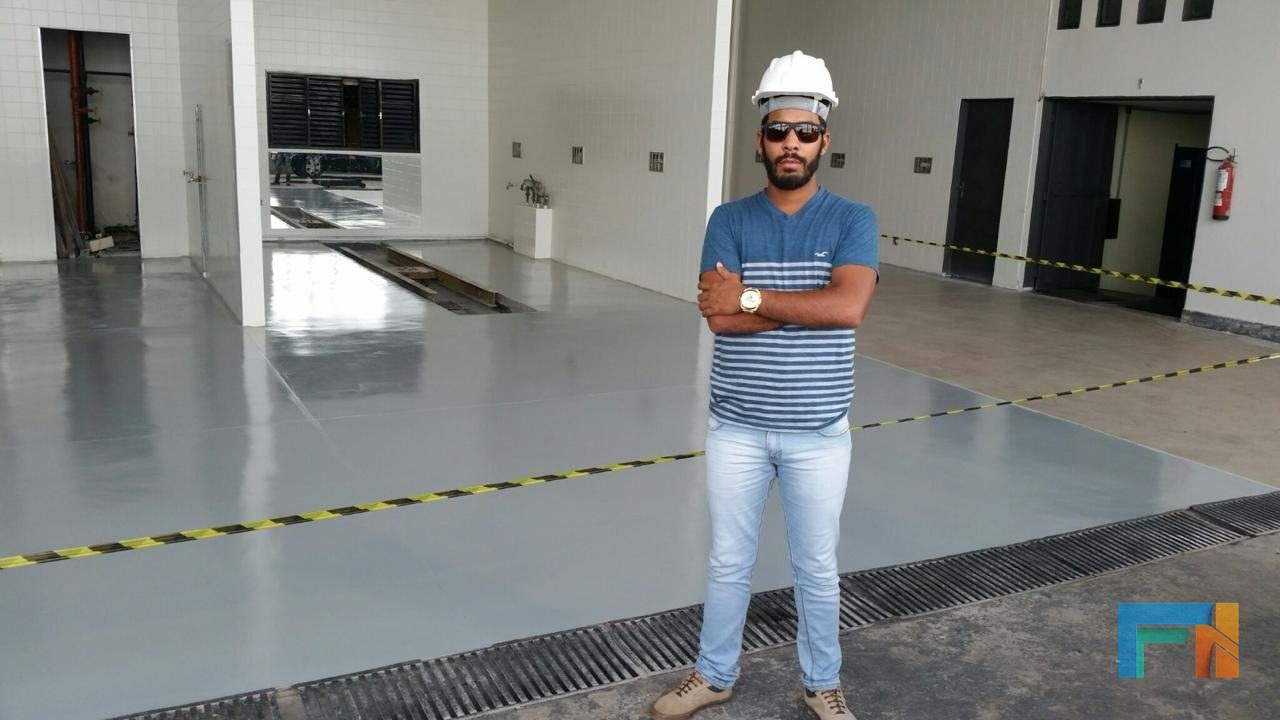 Profissional em vistoria técnica de instalação industrial