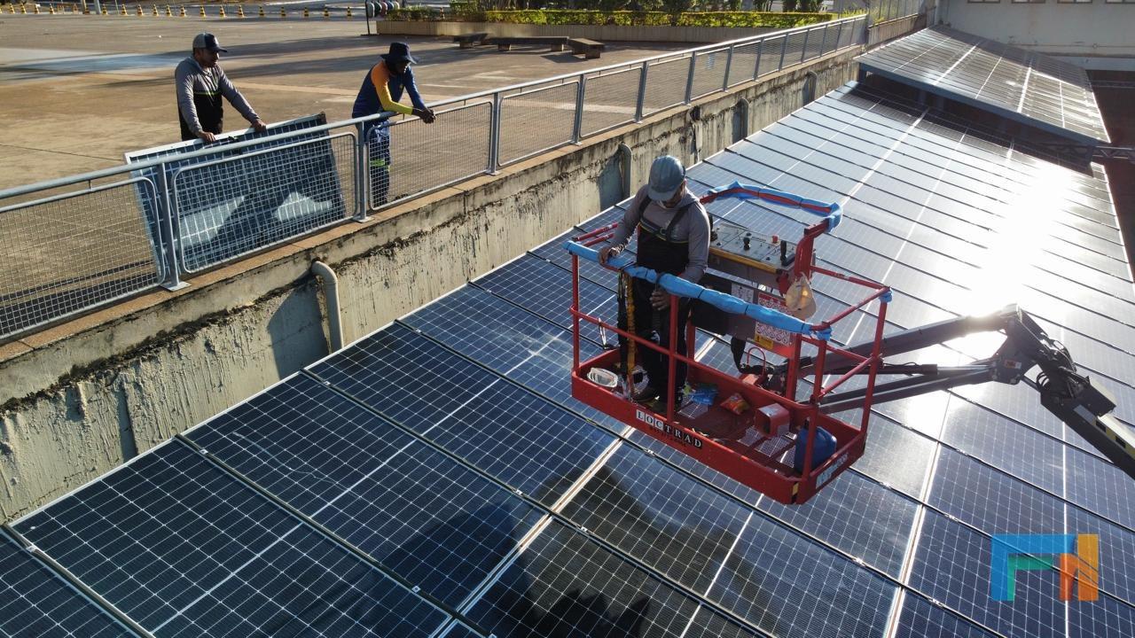 Instalação de painéis com plataforma elevatória