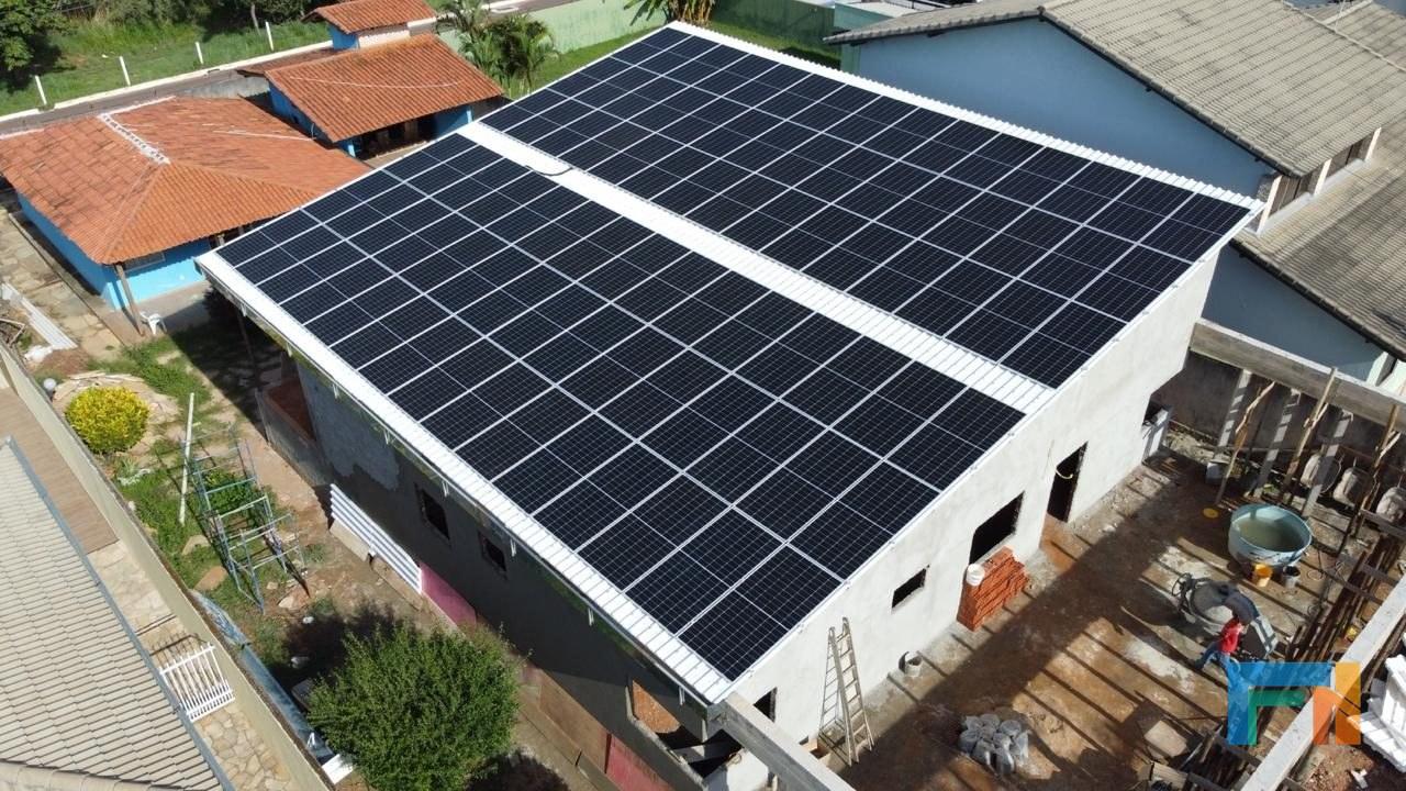 Energia solar em telhado residencial