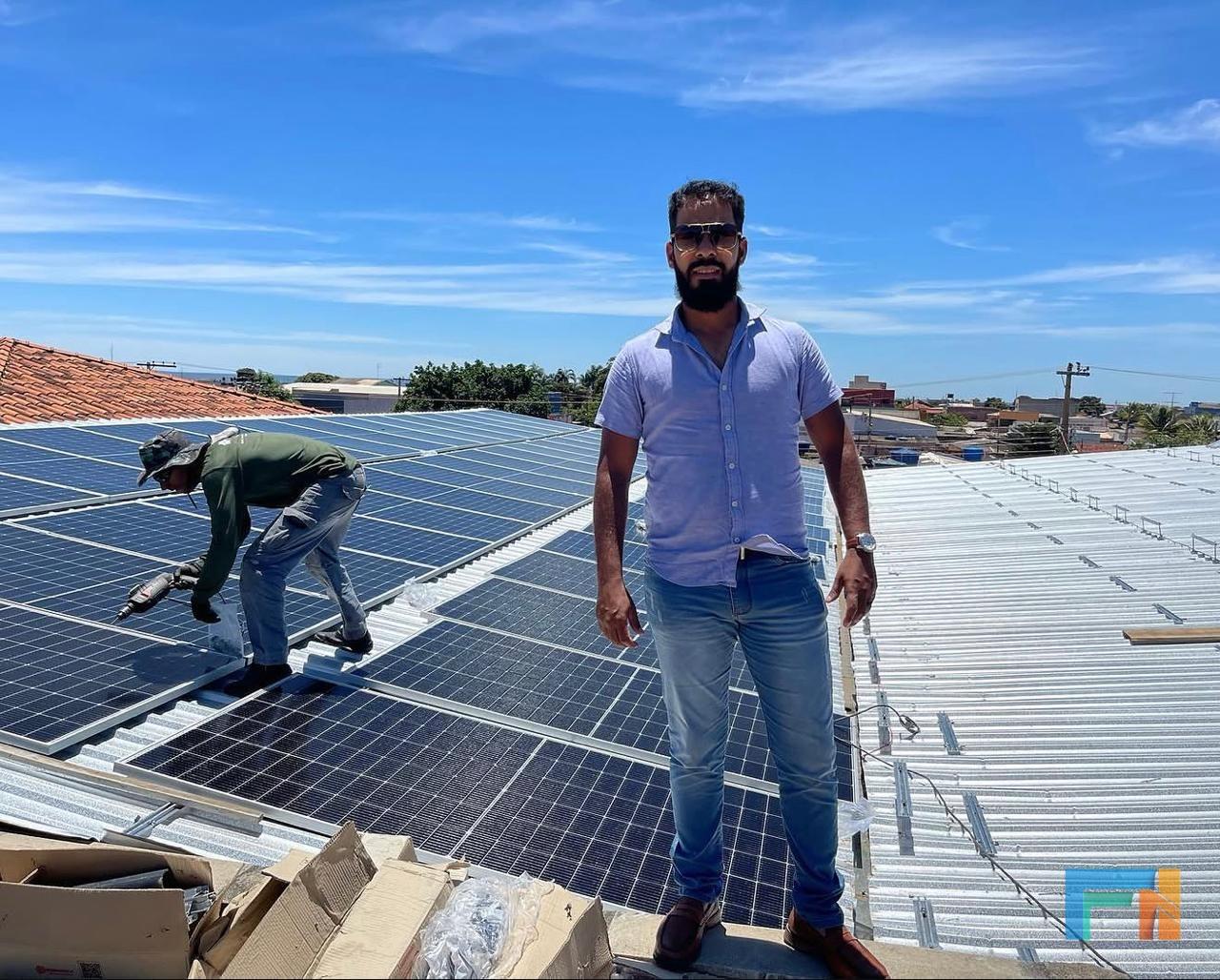 Instalando painéis solares no telhado