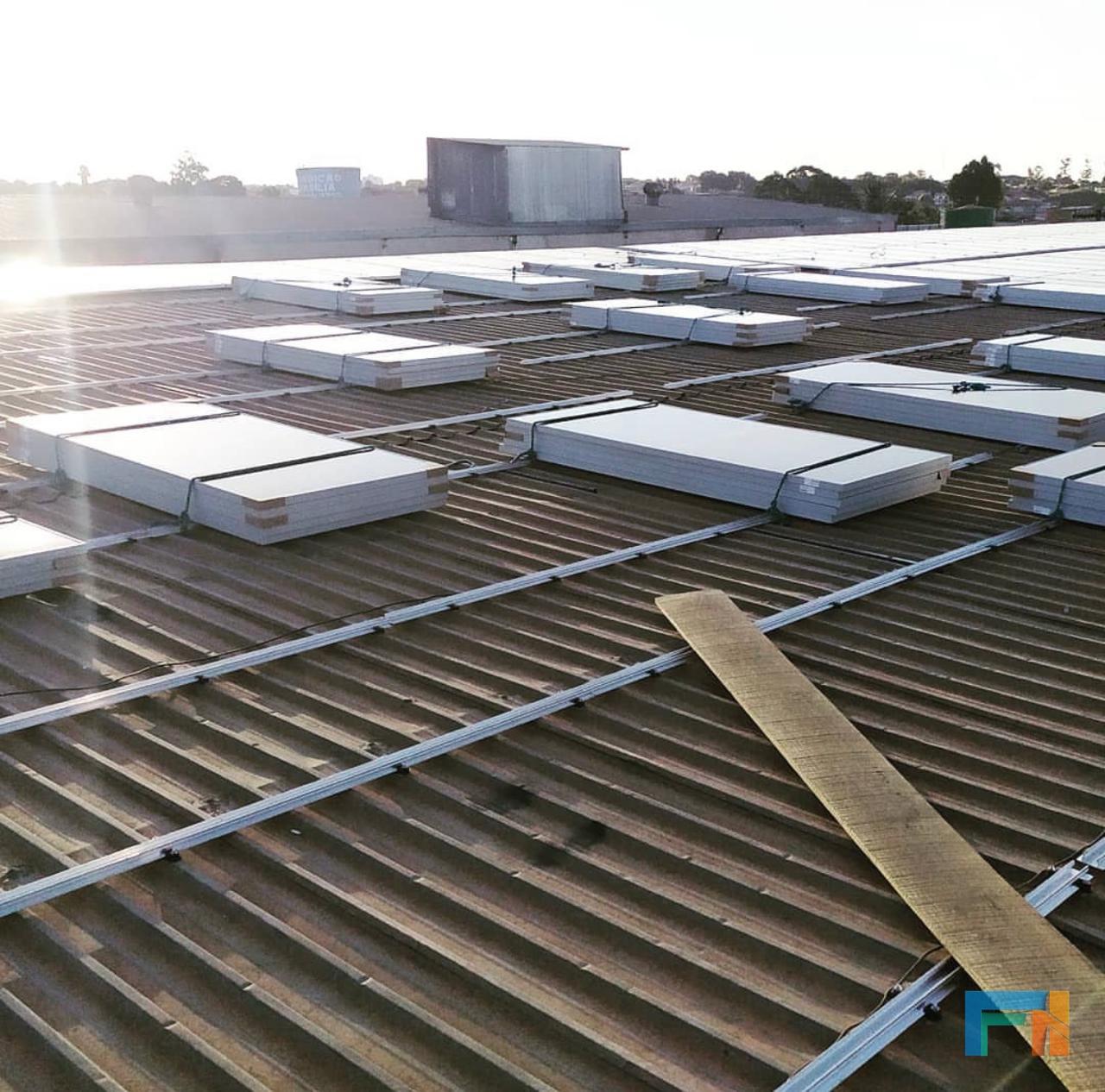 Painéis solares prontos para instalação, fim de tarde