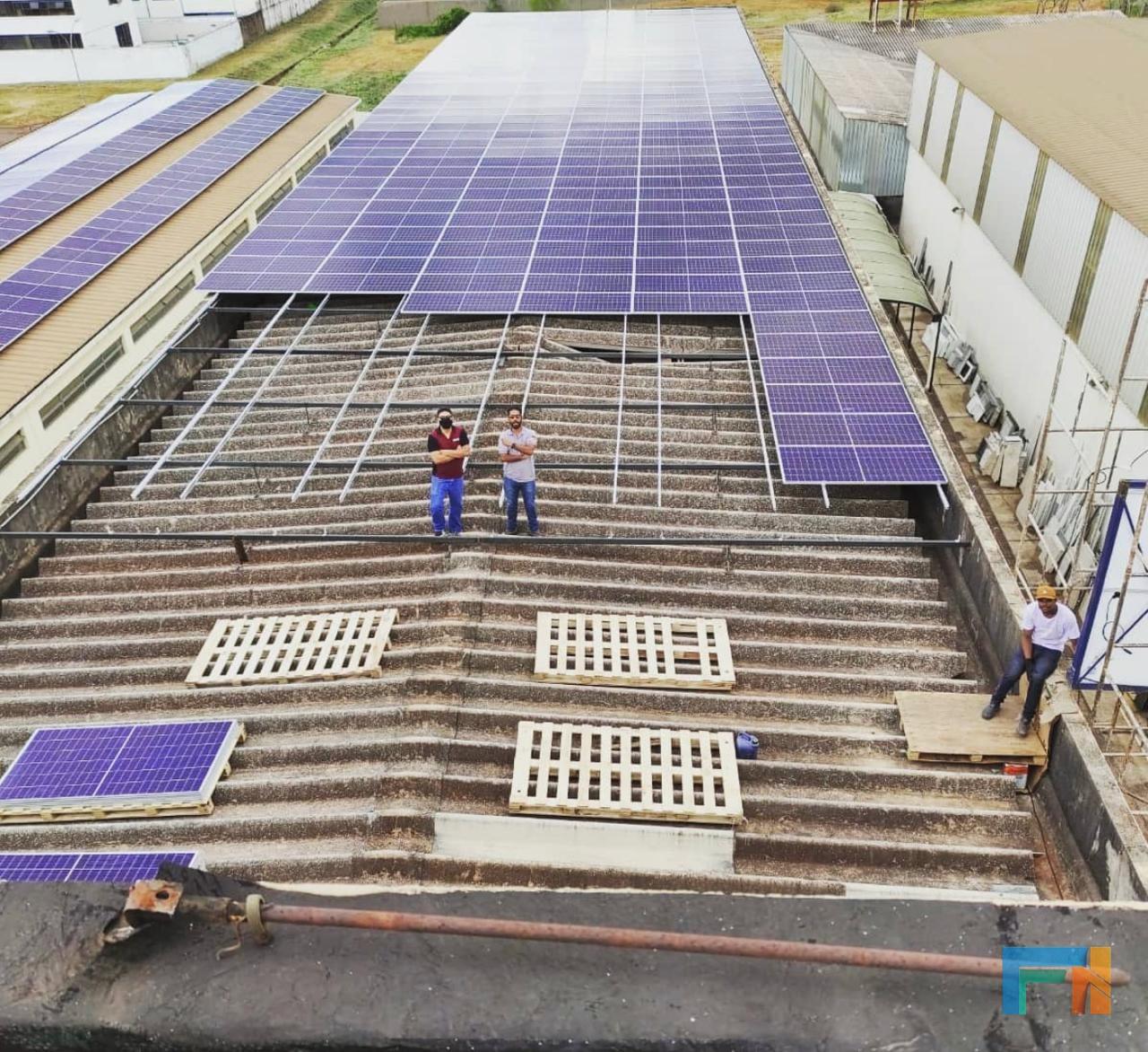 Usina solar de grande porte, vista de cima