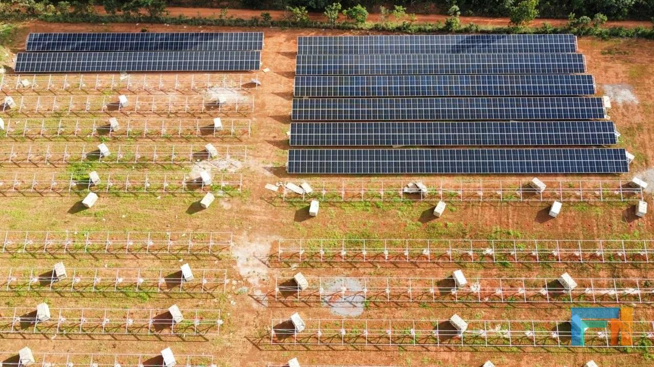 Vista aérea de usina solar de solo em fase de instalação