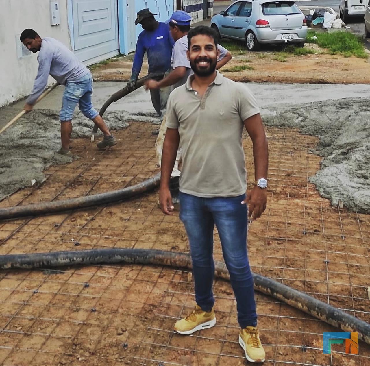 Acompanhando a concretagem de uma calçada
