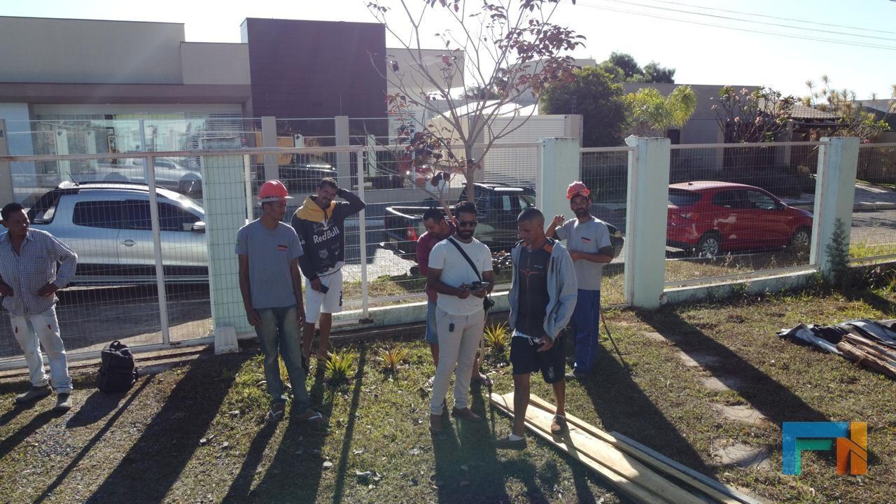 Time da NextObra reunido numa obra residencial